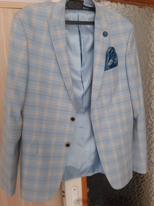 Vand costum casual (sacou + pantalon +camasa + papillon toate noi)