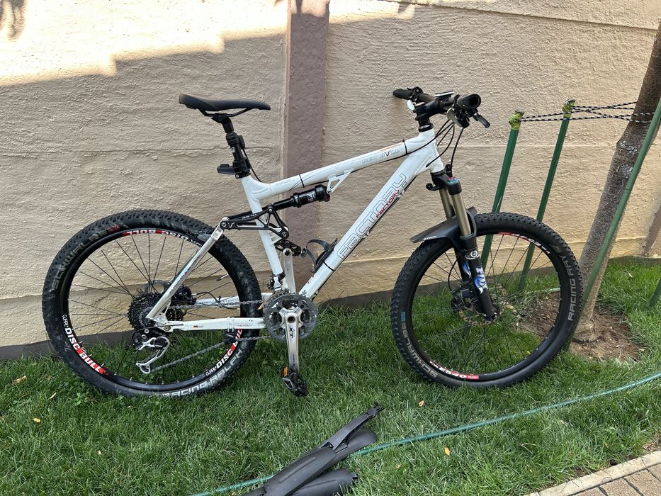 Bicicleta mountain bike full suspension
