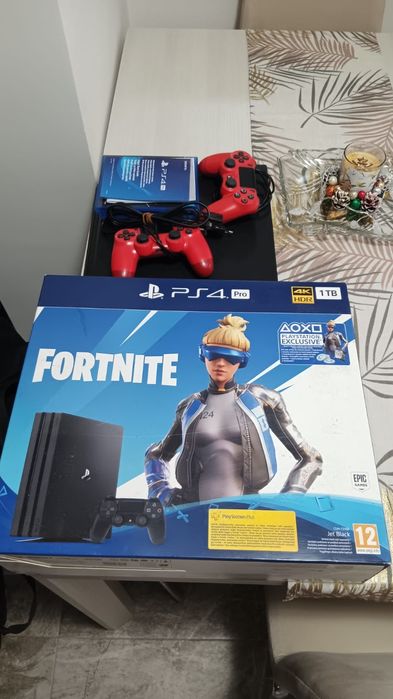 PS4 PRO. 1TB. 2 manete și jocuri./Fortnite