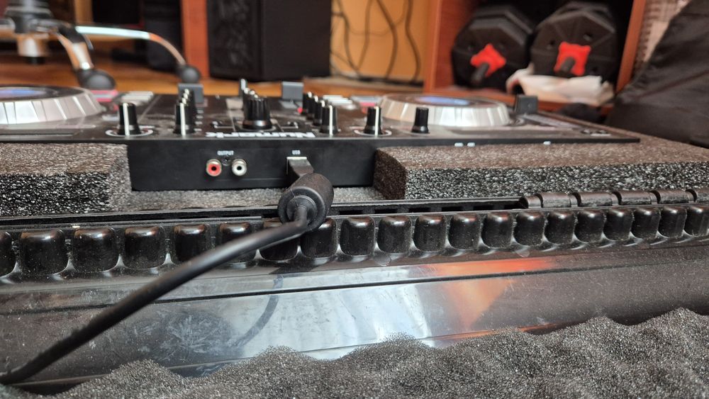 Consola dj Numark platinum + case dedicat