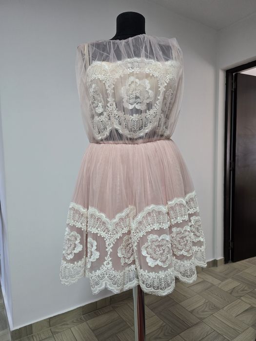 Rochie superba dantela si tull, model de printesa  cu design femini  si rafinat