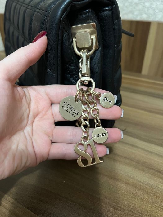 Чанта черна Guess