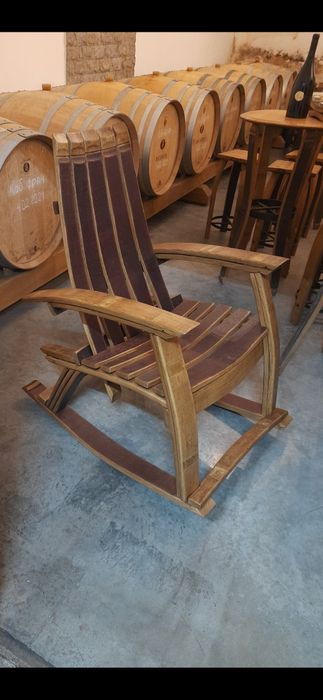 Дървен люлеещ се стол.