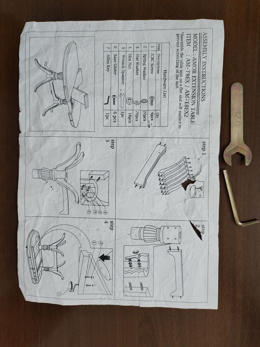 Комод с зеркалом . Стол.