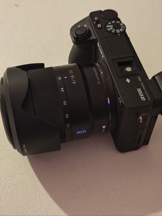 Sony A6500 cu rig,4baterii ,geanta,microfon rode si  obiectiv Carl Zeis 16-70
