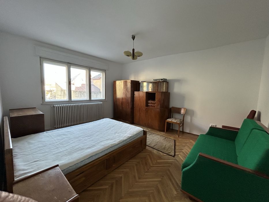 Apartament in casa 4 camere 2 bai, buctarie, garaj si curte