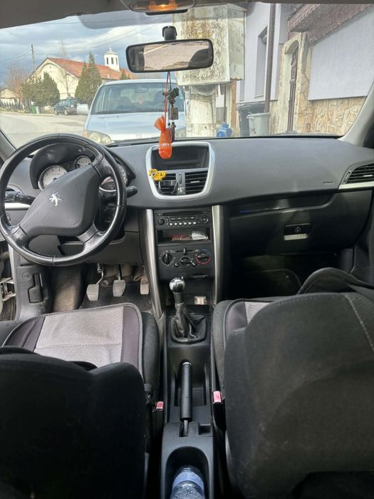 Кола Пежо 207 сив цвят