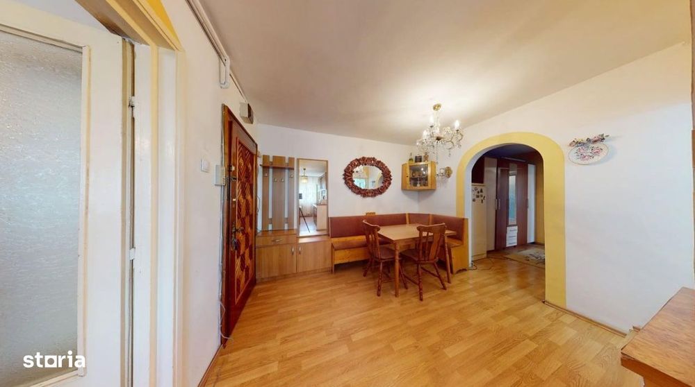 Apartament 3 camere DECOMANDAT cu balcon - zona Profi, V. Aaron
