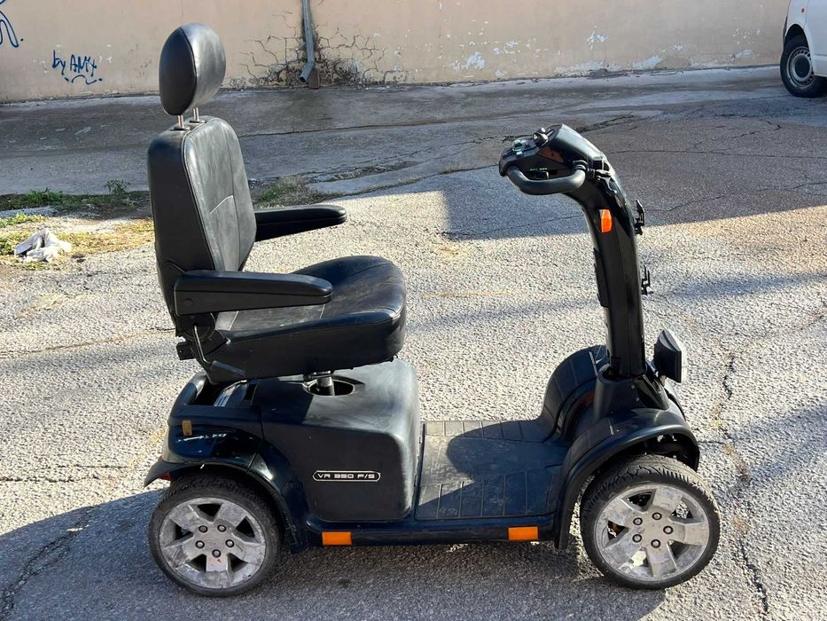 Електрически скутер за трудно подвижни хора или инвалиди