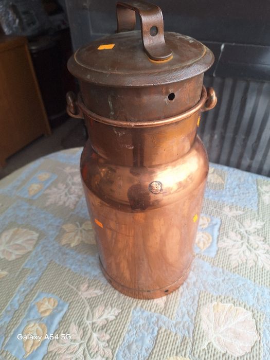 Голям меден съд за мляко