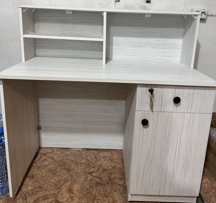 Продам стол рецепшн.Почти новый.