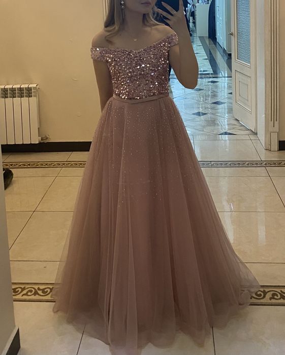 блестящее, нежное платье