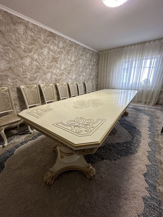 Стол со стульями гостинный