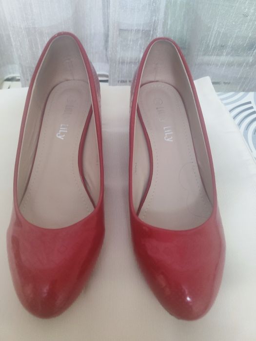 Червени ,лачени обувки