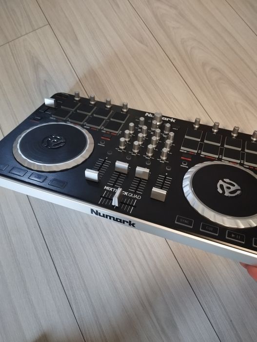Consolă DJ, Consolă Numark Mixtrack Quad