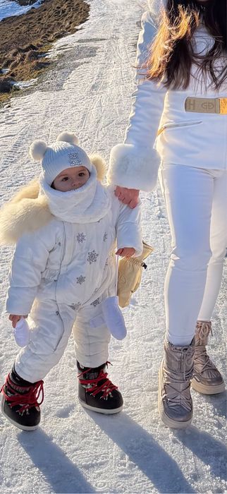 Детски космонавт с гъши пух и бяла лисица