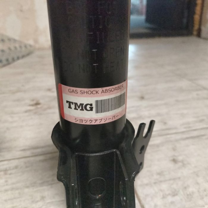 Амортизатор на Camry 10-ка