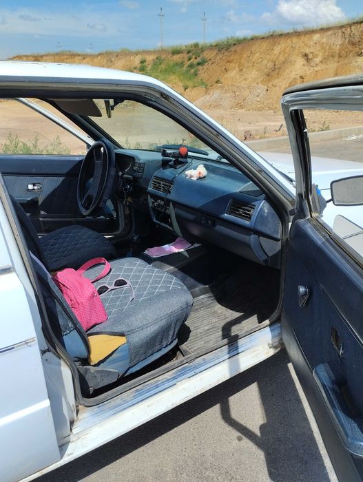 Автомобиль AUDI 80 b2