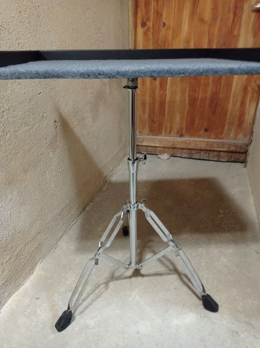 Маса за сцена-перкусии, лаптопи, диджей