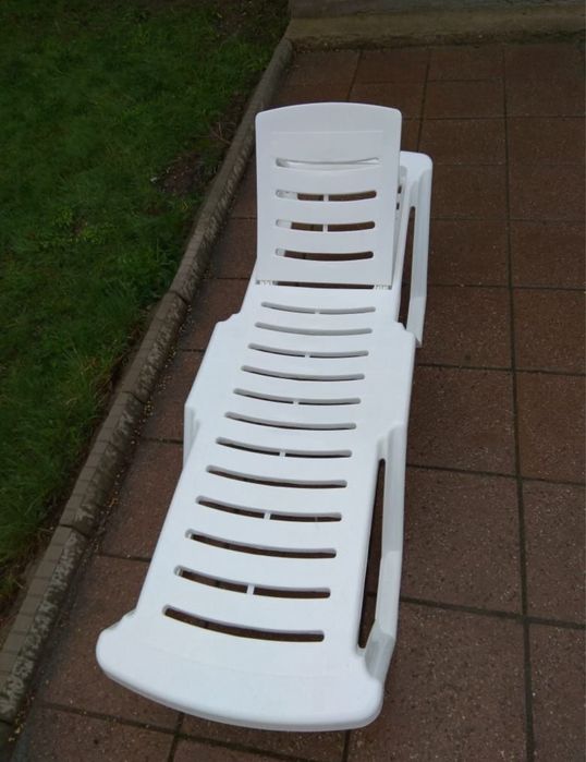 Шезлонг лежак пластиковый