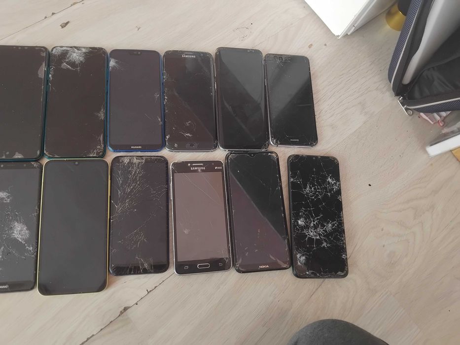 Телефони за части