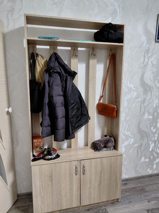 Продам прихожую с тумбой.
