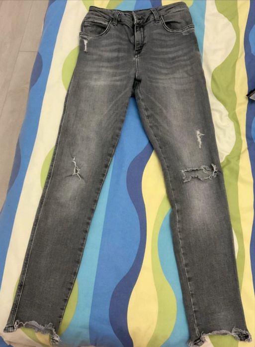 Blugi skinny gri cu rupturi