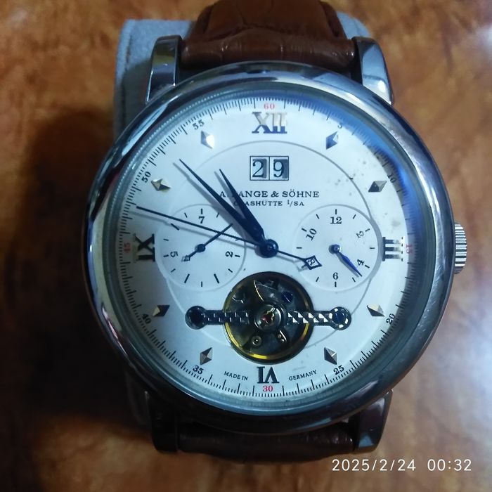 От Мужские швейцарские часы.