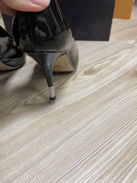 Pantofi Lesilla de lac cu pietre pe toc