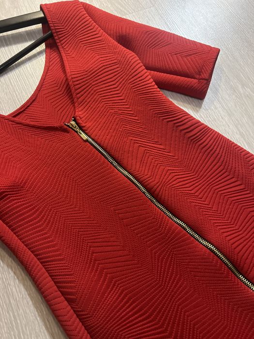 Червена рокля с изрязан гръб