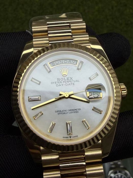 Часовник Rolex Day-Date 40 president 18k gold Baguette Diamond