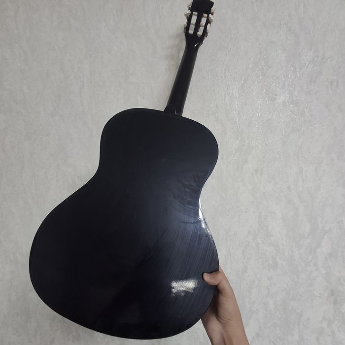 Gitara sotiladi.
