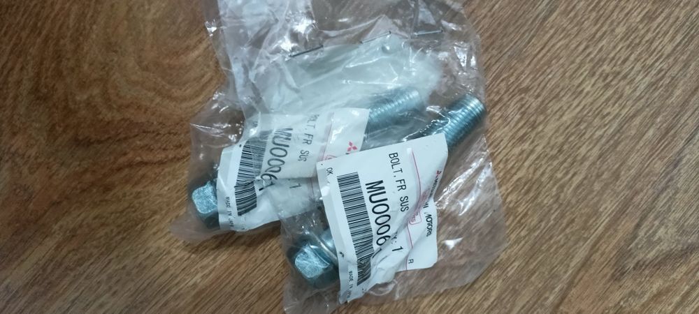 Продам 2 комплекта болт и гайка для Мицубиси паджеро