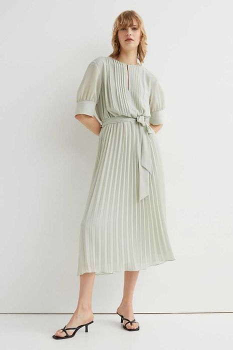 Платье с плиссированной юбочкой фирмы H&M,новое. Размер-M