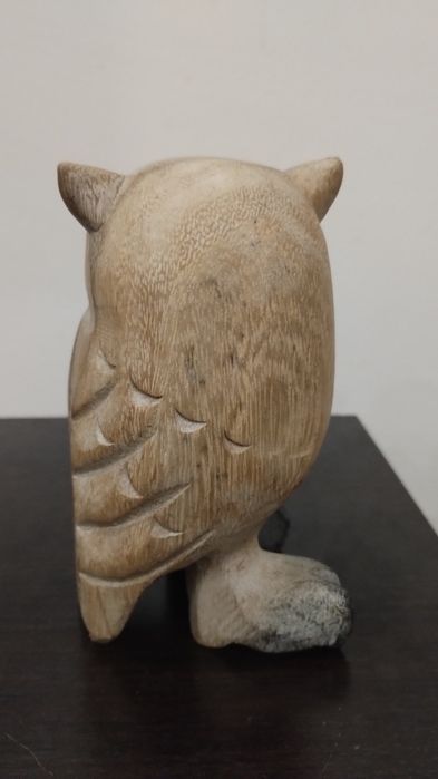 Чудесни, чаровни статуетки на бухалчета от дърво.