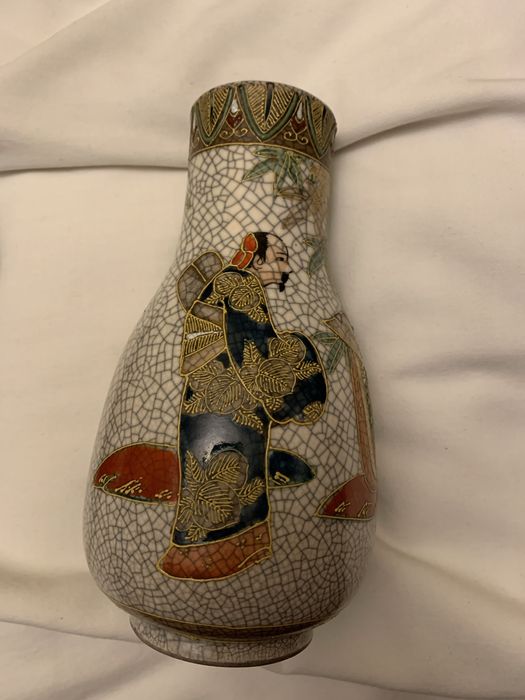 Стъклени и антична порцеланова ваза