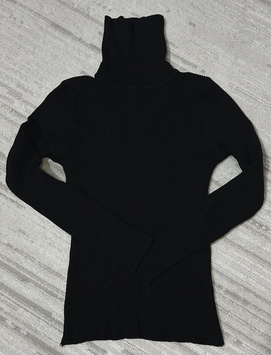 Черная водолазка, размер S. Состав: шерсть. Классический фасон
