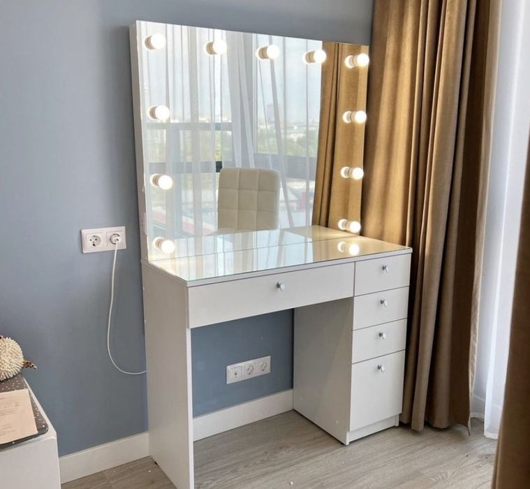 Гримёрное зеркало с лампами