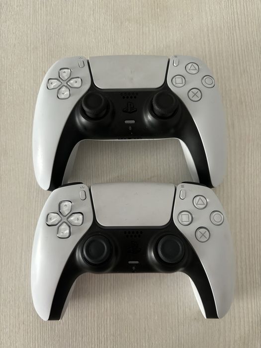 Playstation 5 с двумя джоистиками