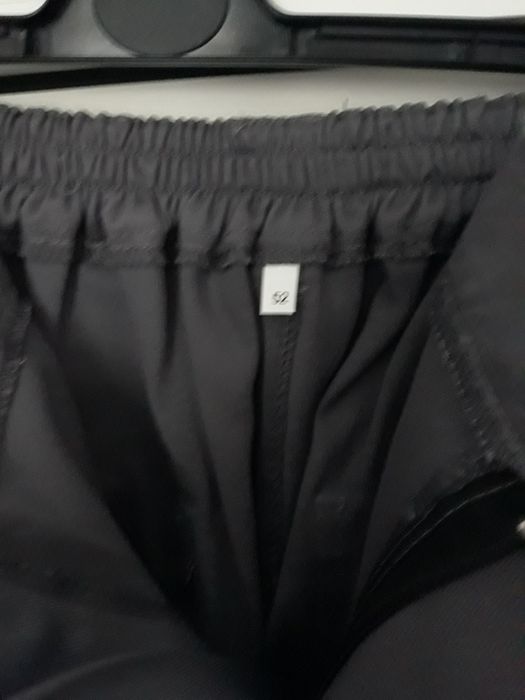 Pantaloni de salopeta