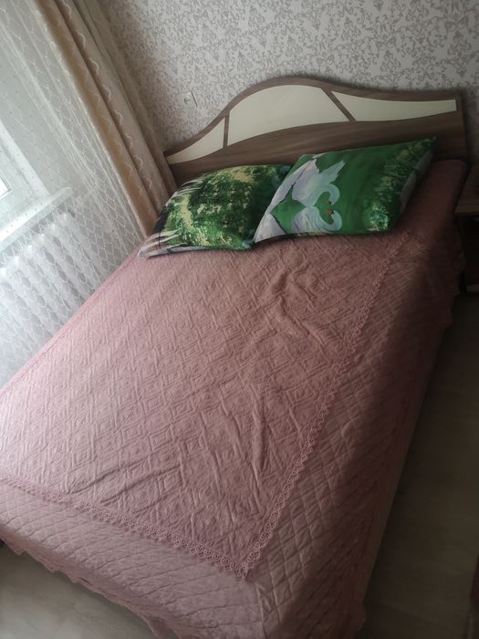 Кровать 2 тумбамен сатылады.