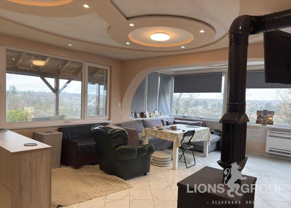 Самостоятелна къща с двор в с.Николаевка, област Варна