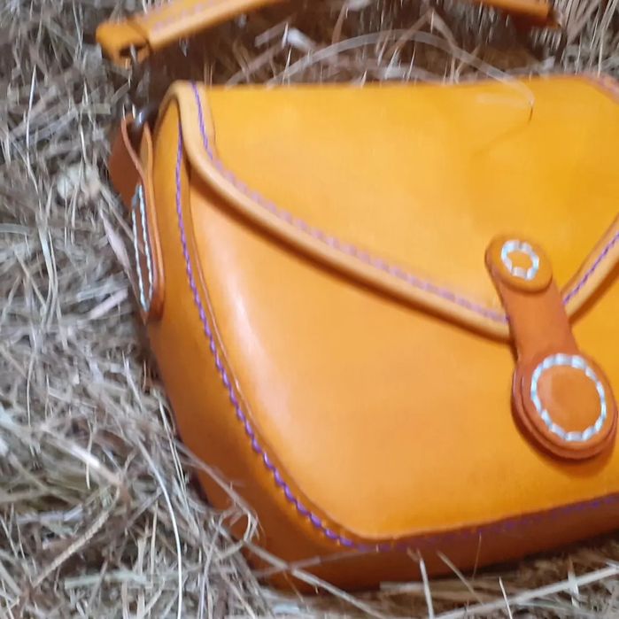 Ръчно изработени чанти и аксесоари от дъбена висококачествена кожа.