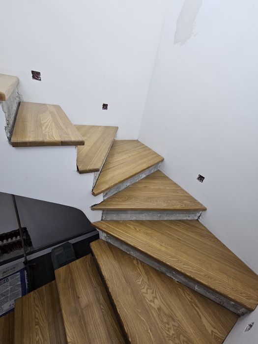 Trepte lemn masiv, riflaje, balustrada