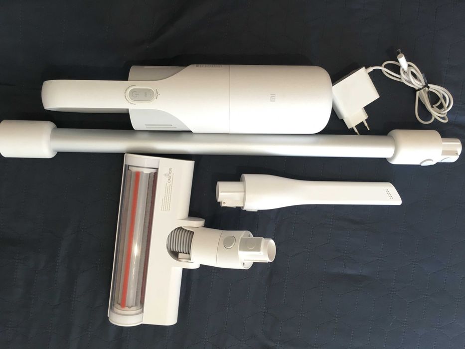 Вертикална, безжична прахосмукачка Xiaomi Mi Vacuum Cleaner Light.