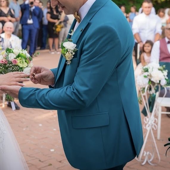 Стилен мъжки костюм