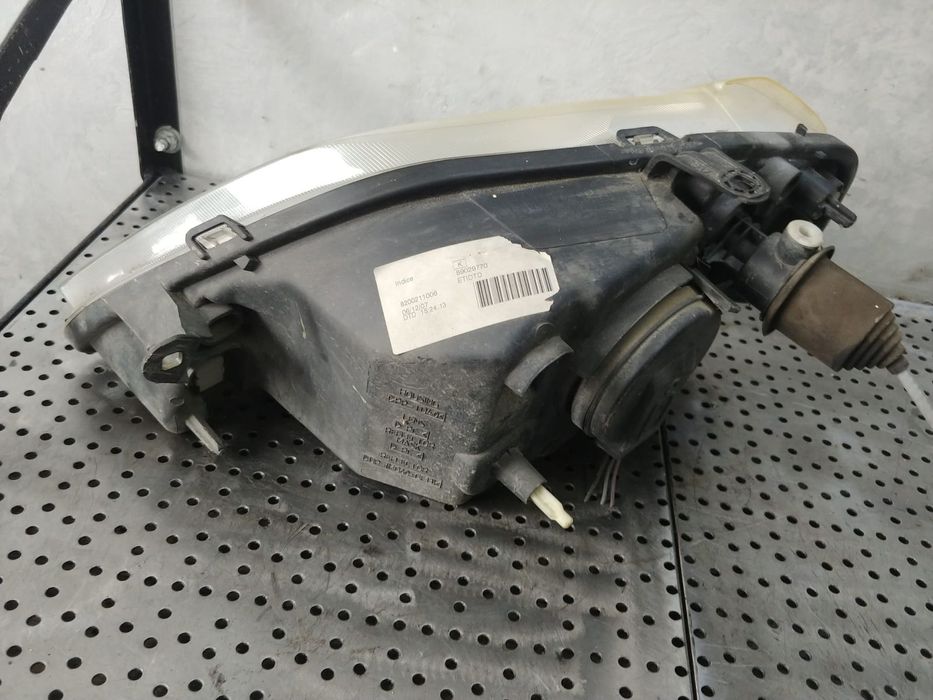 far dreapta dacia logan 1 ls  8200211006