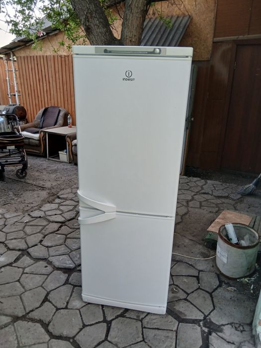 Продам холодильник Indesit высота 1,70