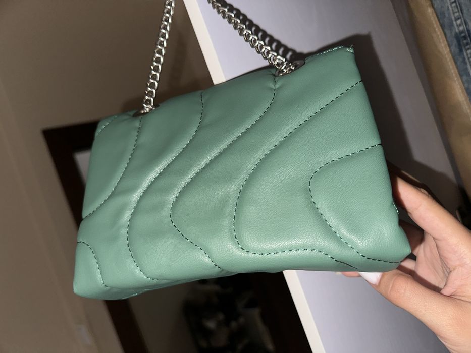 Малка зелена чанта Pull&Bear – стилна и удобна