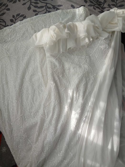 Бяла официална рокля с пера на един ръкав